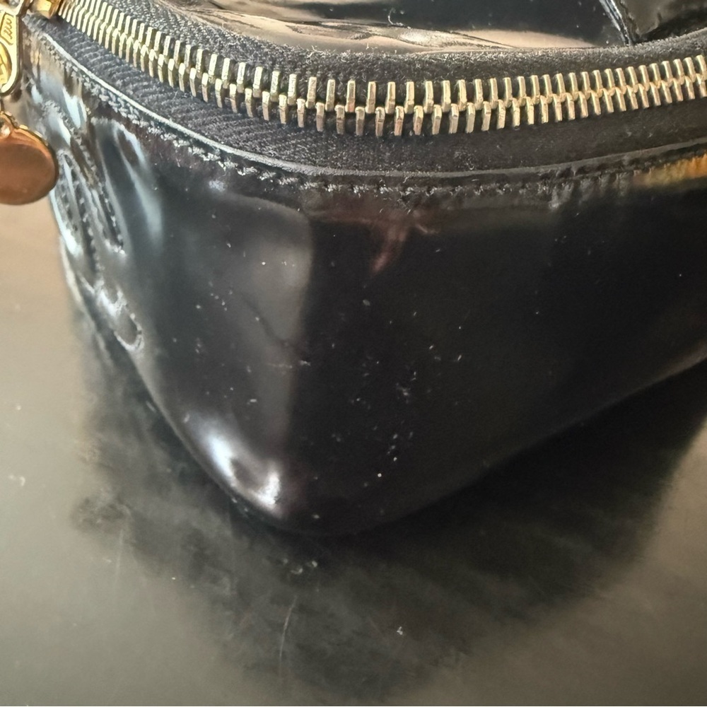 CHANEL Patent Leather Black Vanity Bag with Gold Hardware - Picture 5 of 11